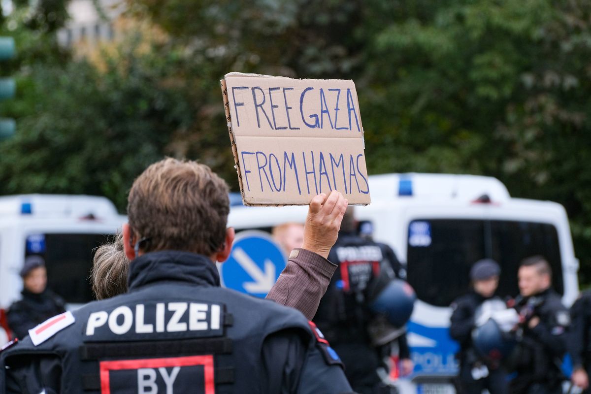»Free Gaza from Hamas«: Demonstrant in Düsseldorf