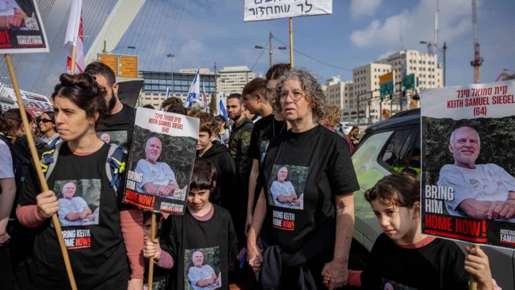 Aviva Siegel auf einem Protestmarsch zu Freilassung der Hamas-Geiseln