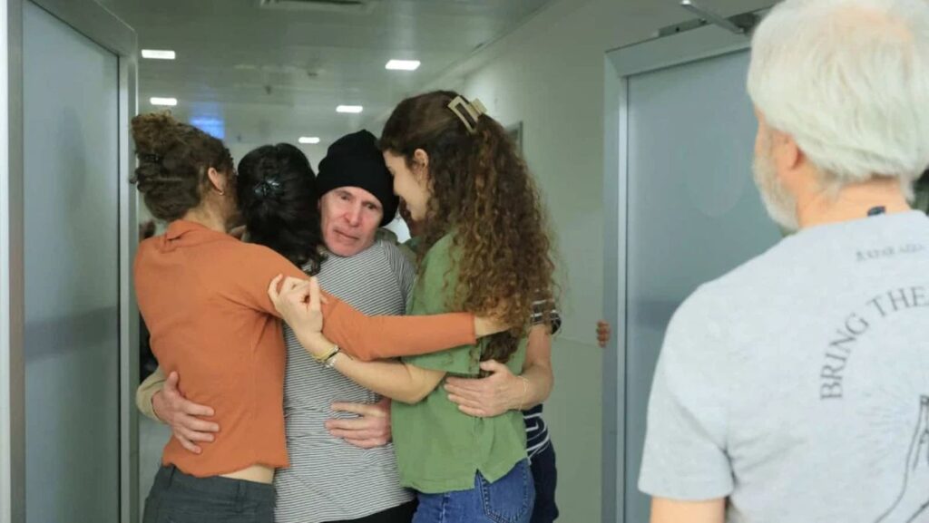 Zusammen mit ihrer Familie nimmt Aviva Siegel ihren freigelassenen Mann Keith in die Arme