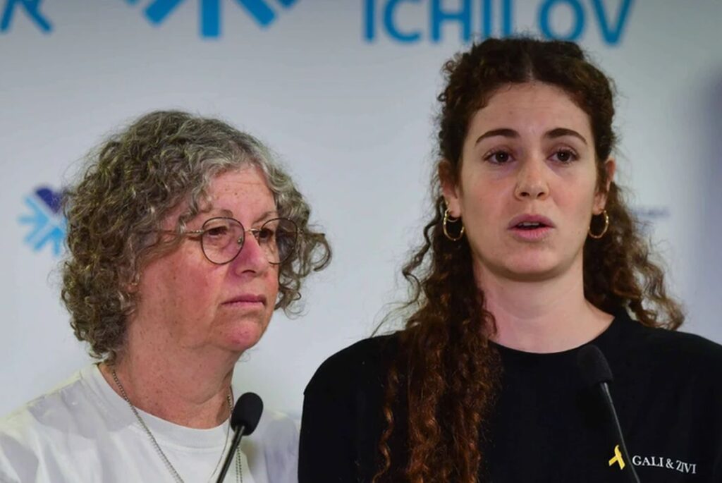 Die ehemalige Hamas-Geisel Aviva Siegel bei einer Pressekonferenz zur Freilassung ihres Mannes Keith