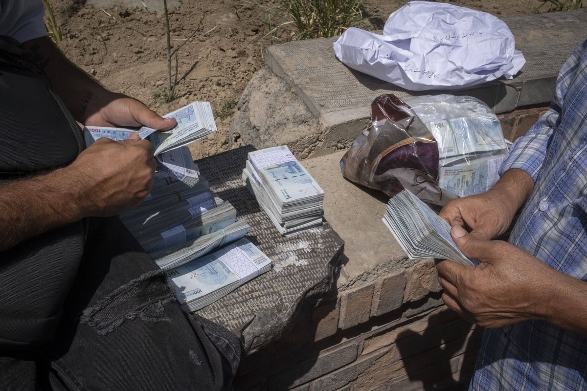 Iranische Währung auf Rekordtief: Geldwechsler in Teheran