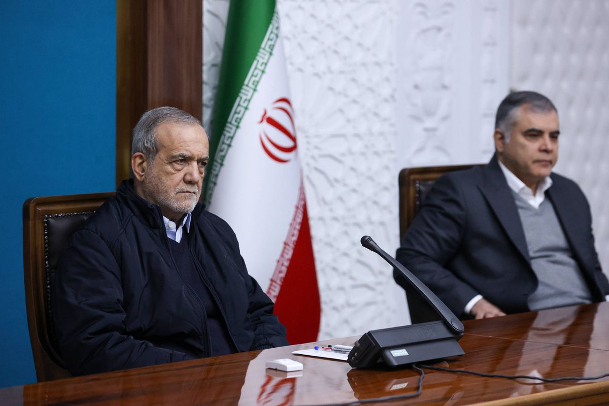 Der iranische Präsident Peseschkian (re.) akzeptierte das Rücktrittsgesuch von Ölminister Paknejad (li.)