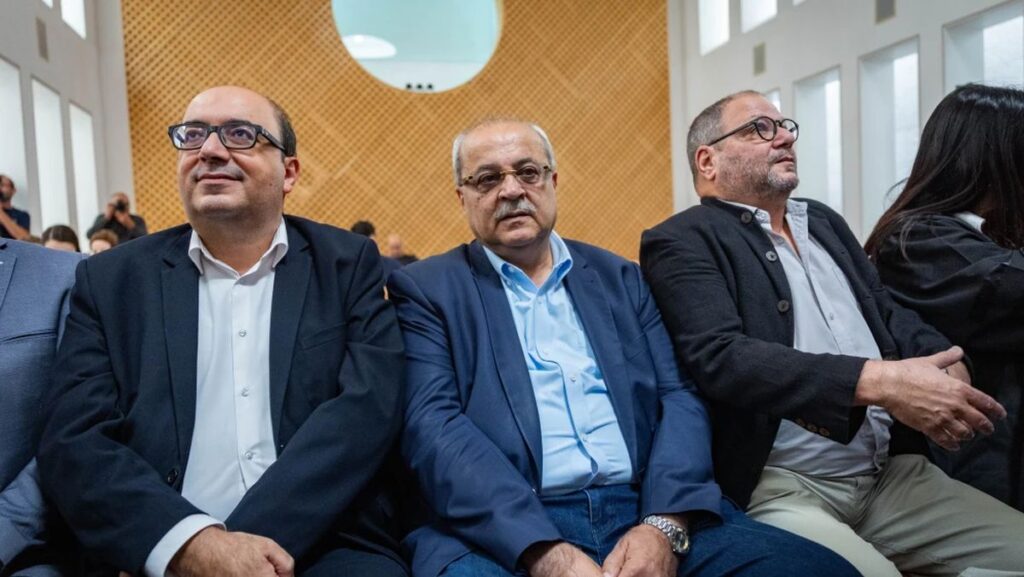 Balad-Vorsitzender Sami Abu Shehadeh, Ta’al-Führer Ahmad Tibi und Hadash-abgeordneter Ofer Cassif bei der Entscheidung des Obersten Gerichtshofs über ihre Parteien