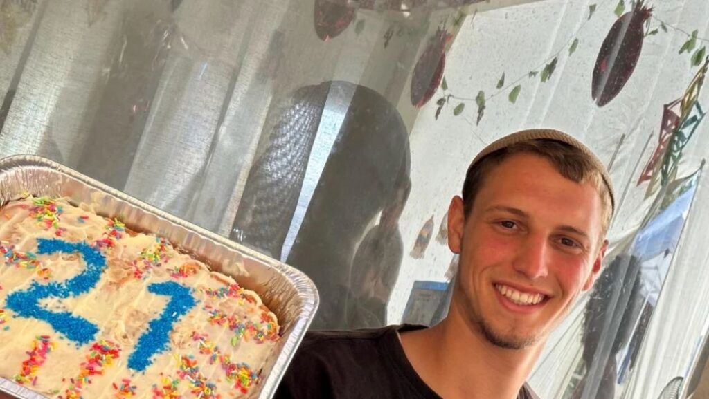 Binyamin Meir Airley bei der Feier seines 21. Geburtstags
