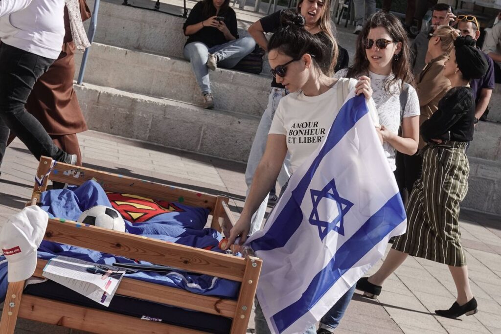 Kinderbetten auf dem Platz der Geiseln in Tel Aviv erinnerten an die nach Gaza Verschleppten