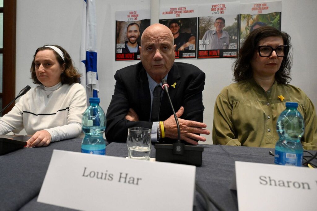 Der ehemalige Hamas-Gefangenen Luis Har bei einer Veranstaltung zur Befreiung der Geiseln in Italien