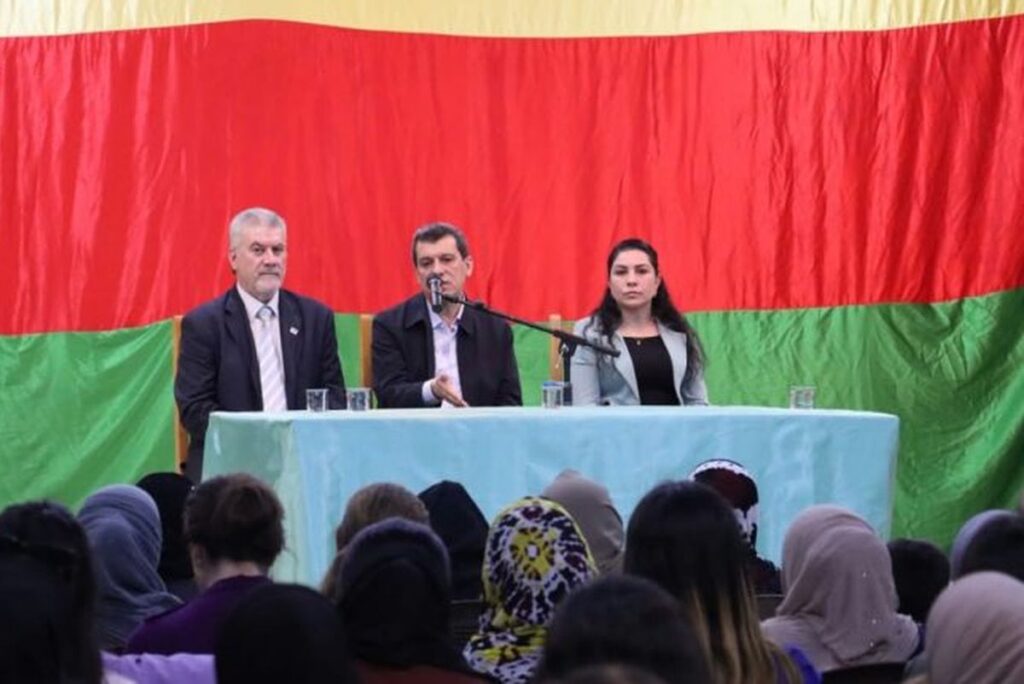 Der syrische Präsidentenberater Mazloum Abdi bei einem Treffen mit Einwohnern der kurdisch geprägten Provinz Hasaka