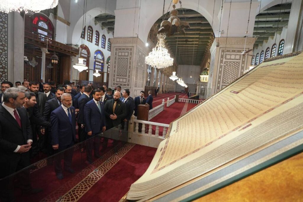 Der irakische Premierminister al-Saidi zu Besuch in der Umayyaden-Moschee in Damaskus