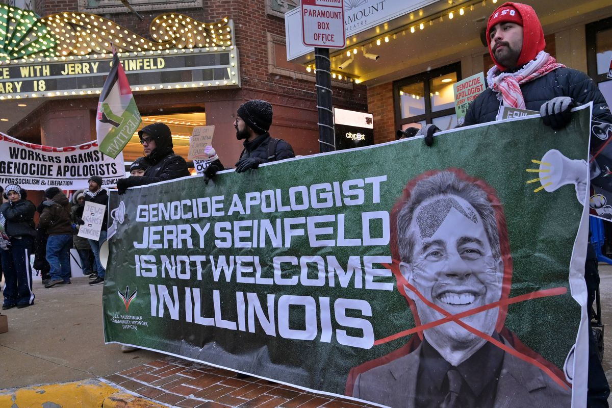 Antisemitismus im Kultursektor: Demonstranten protestieren gegen einen Auftritt von Jerry Seinfeld in Illinois
