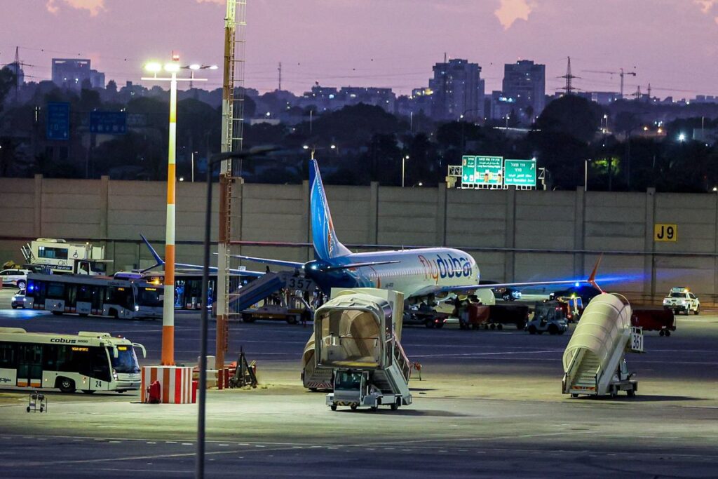 Der zum Ziel einer Entführung gewordenen fluydubai-Jet nach seiner Landung in Tel Aviv
